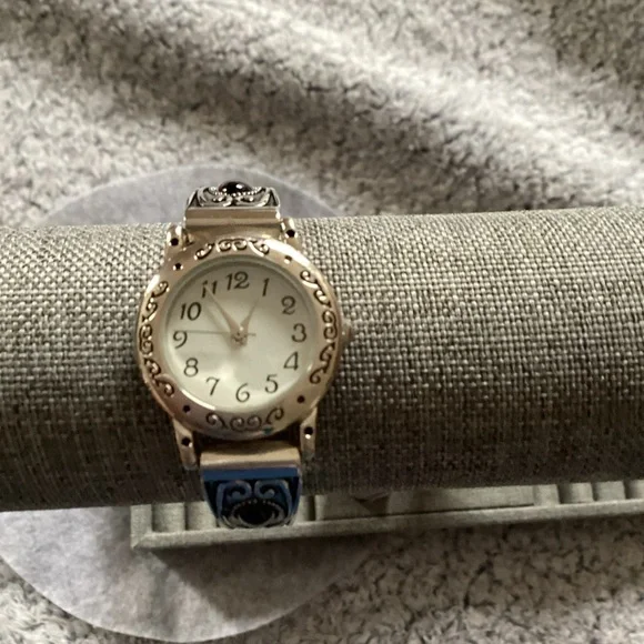 Elegant Silver and Black Women's Watch - Picture 2 of 6